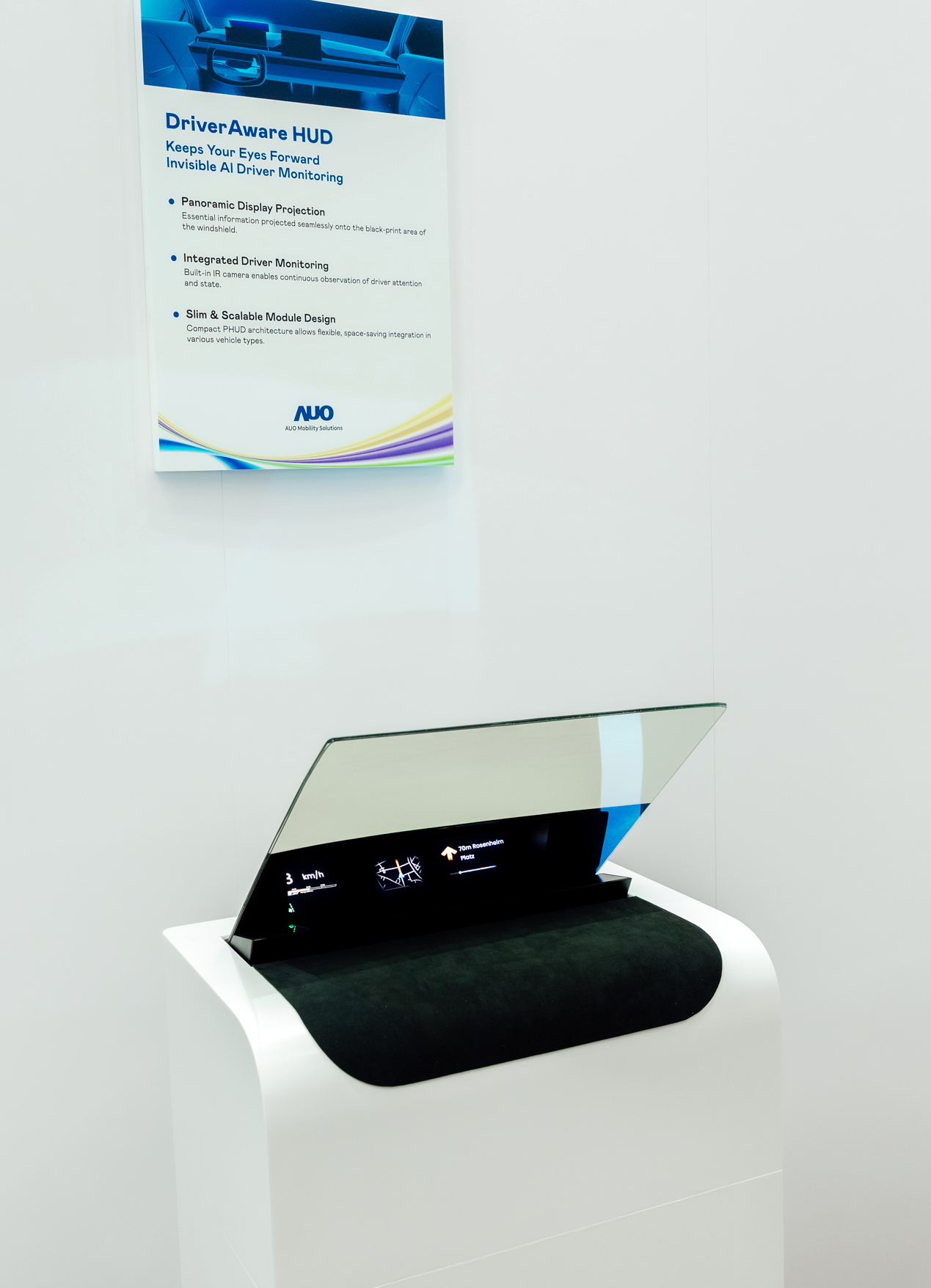 DriverAware HUD结合抬头显示器与隐藏式红外线摄影机，将车速、导航及警示讯息投影于挡风玻璃上，完美对齐驾驶目不离路的视线，同时，透过AI 监控驾驶注意力以提升安全性。